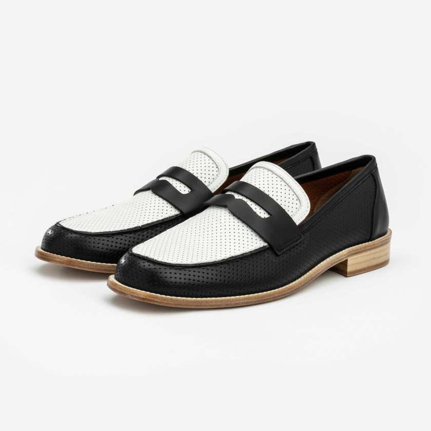 Mocassins blancs et noirs pour danser...