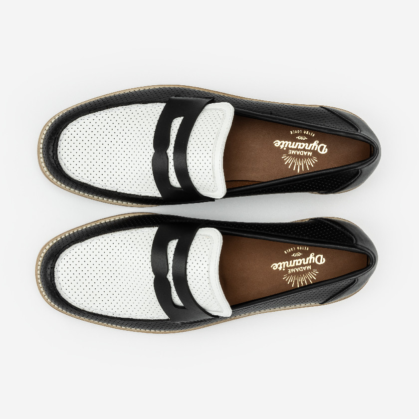 Schwarz-weiße Loafer zum Swingtanzen...